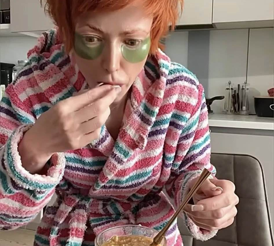 Зжерла зуб: Лебідь показала, яка халепа спіткала її під час сніданку. Епічне відео