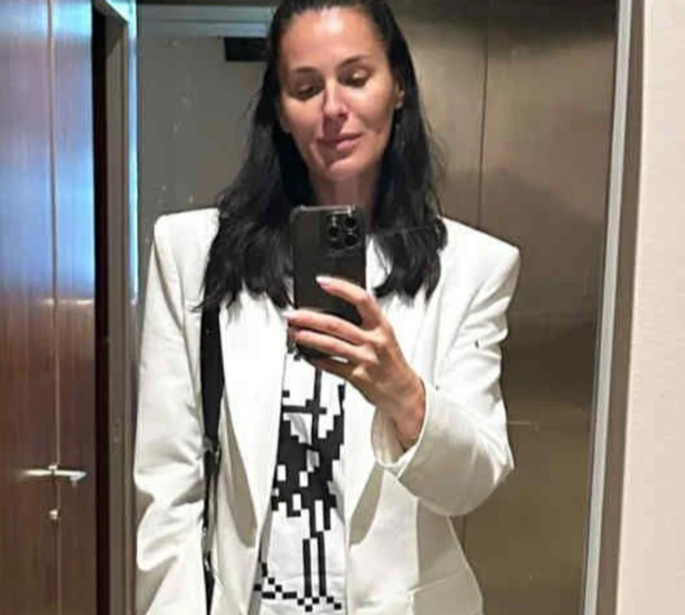 Футболка від УП та максі з розрізом: Єфросиніна на селфі блиснула ніжкою в чорно-білому луці