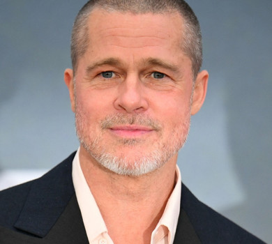 Бред Пітт у полинялих джинсах попозував на прем'єрі поміж своєю дівчиною і дочкою Боно