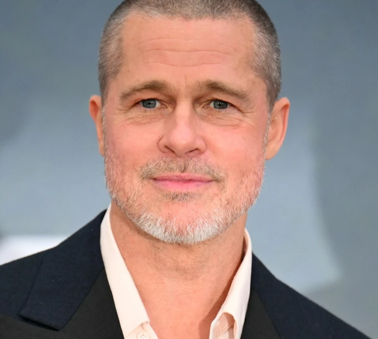 Бред Пітт у полинялих джинсах попозував на прем'єрі поміж своєю дівчиною і дочкою Боно