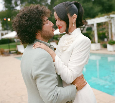 Перше Різдво подружньої пари: Гомес показала, як в шортиках прикрашала ялинку з чоловіком. Фото