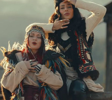 10 народних інструментів, коні та гуцулка з Тіней забутих предків: Огнєвіч і Юріна зняли колоритний кліп у Верховині