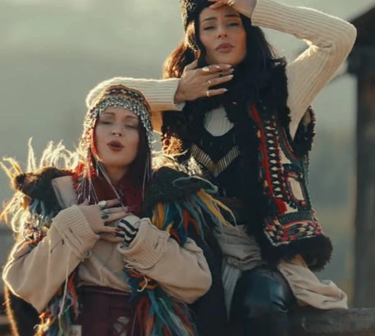 10 народних інструментів, коні та гуцулка з Тіней забутих предків: Огнєвіч і Юріна зняли колоритний кліп у Верховині