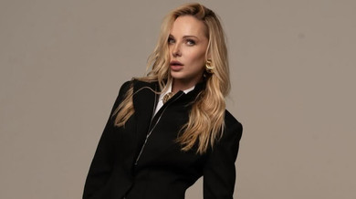 Сорочка, колготки і підбори: Трегубова в зухвалому луці похвалилася фігурою перед камерою. Фото