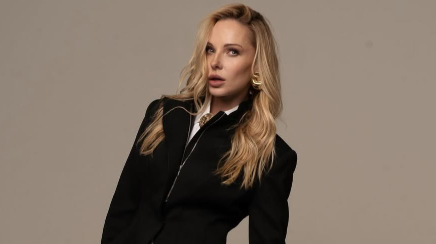 Сорочка, колготки і підбори: Трегубова в зухвалому луці похвалилася фігурою перед камерою. Фото