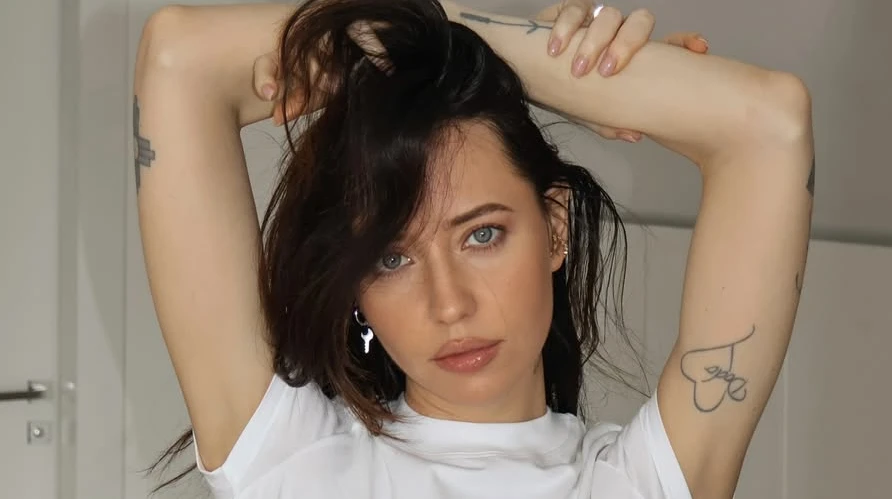 Рожевий велюр та заячий хвостик: Дорофєєва в очікуванні літа посвітила фігурою у брендових трусиках