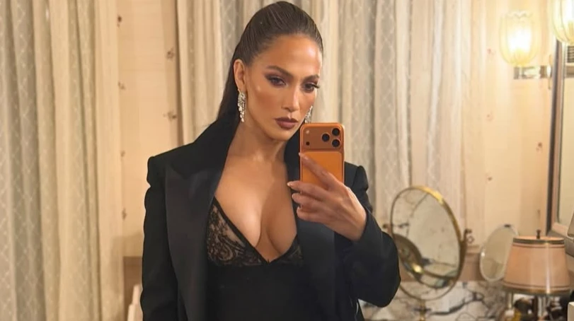 Лопес у сукні-комбінації з гіпюровим декольте наробила селфі на благодійному івенті