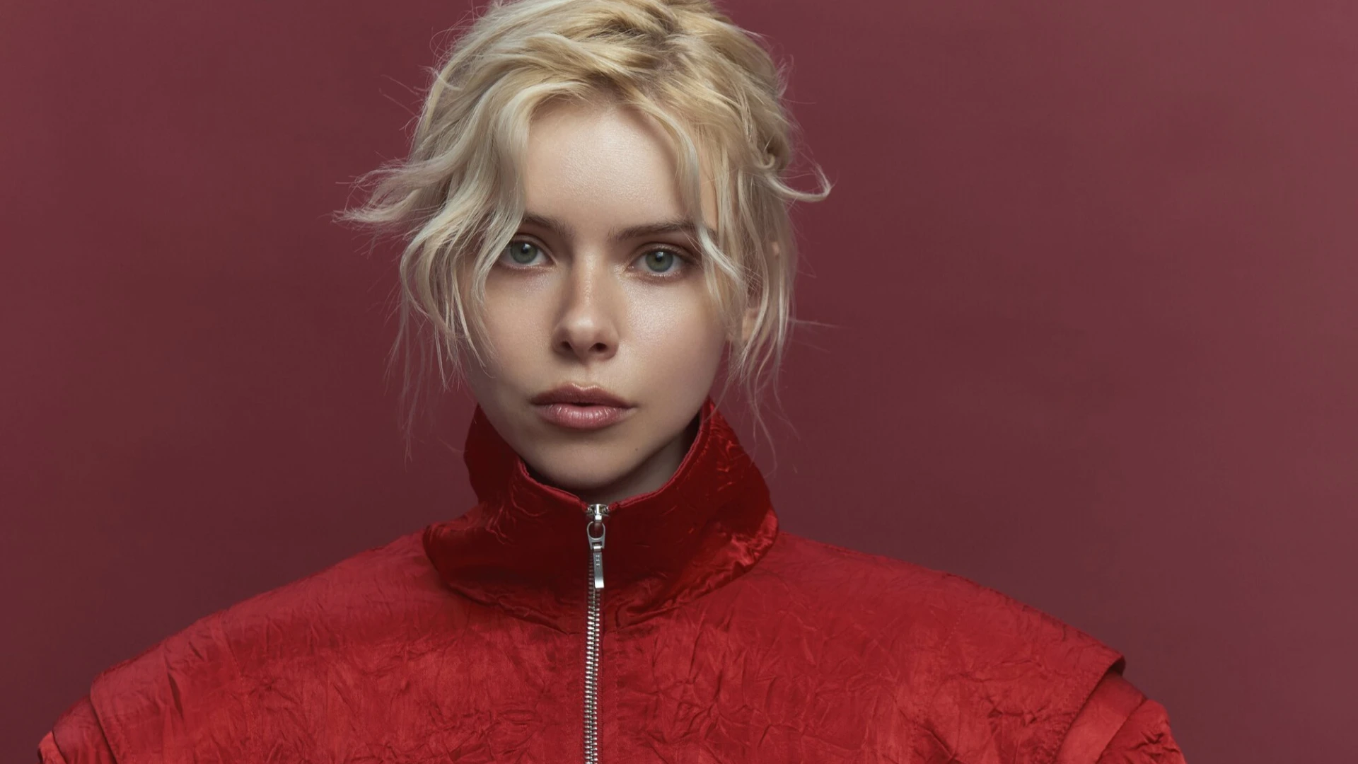 Кондратенко у міні та червоних колготках заспівала французькою про страх закохатися