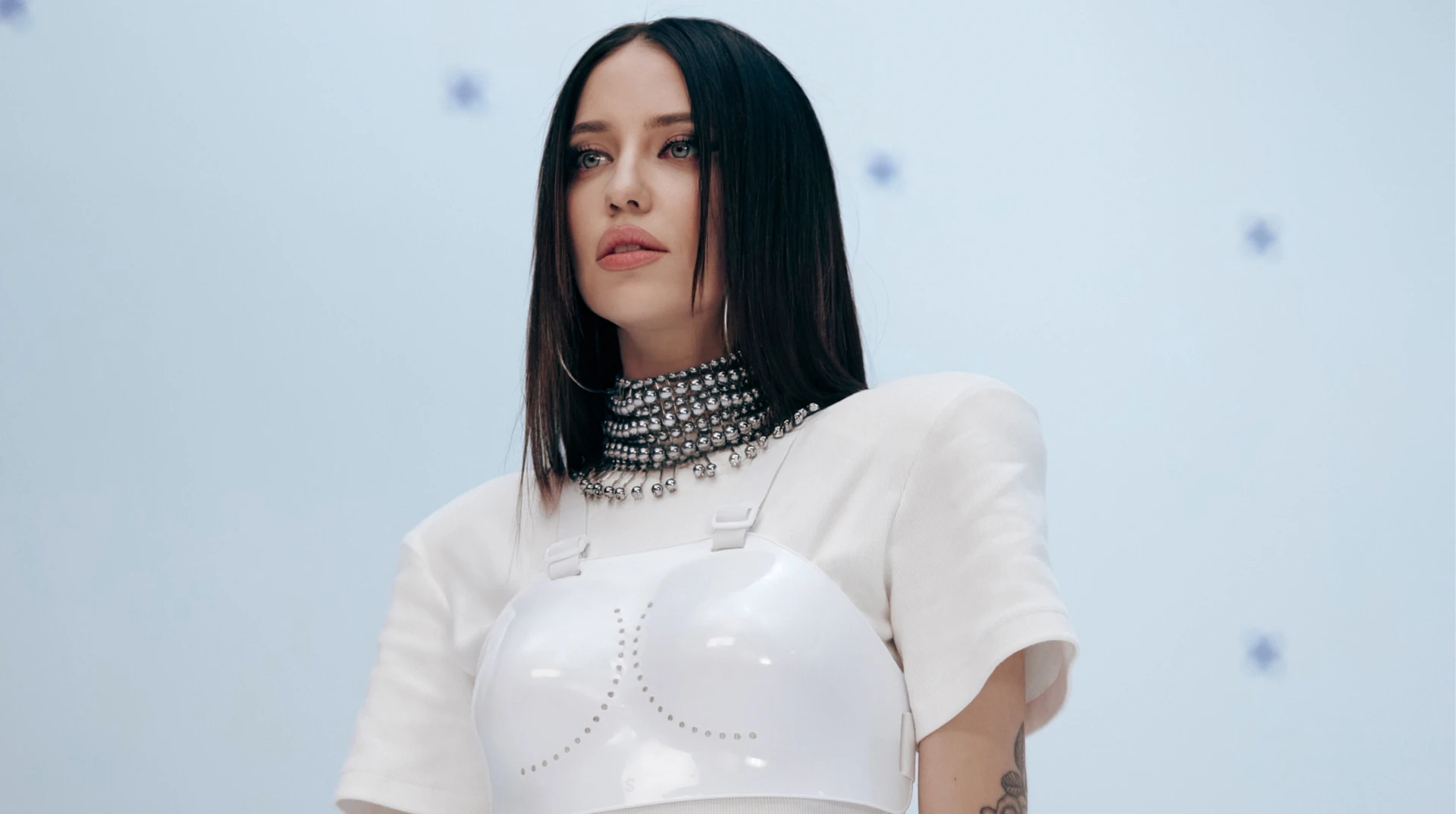 Талант і краса нашої нації: DOROFEEVA у драйвовому кліпі на свою першу англомовну пісню показала сучасну Україну