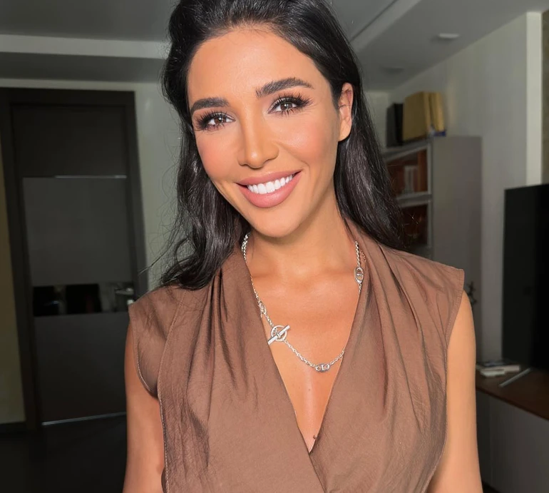 Дімопулос у спідньому зазнімкувалася на тлі своєї спальні