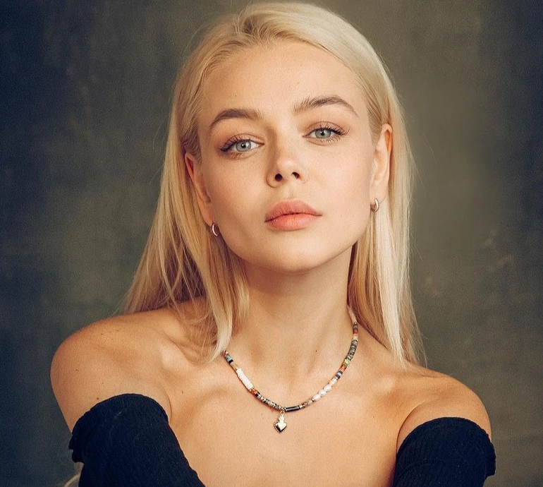 Це дуже незаконно? Гросу в бюстгальтері полюбувалася фігурою перед дзеркалом. ФОТО