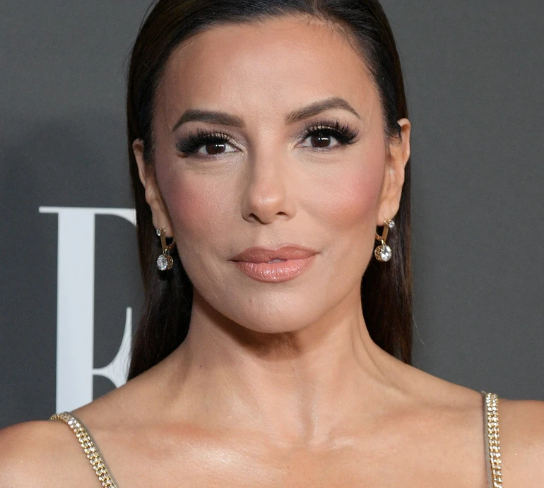 Декольтована Лонгорія у сріблі розповіла, як перестала вважати себе бридким каченям