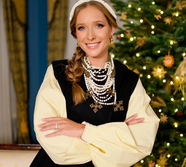 Осадча з маленькими синами вмостилася коло ялинки для різдвяного фото