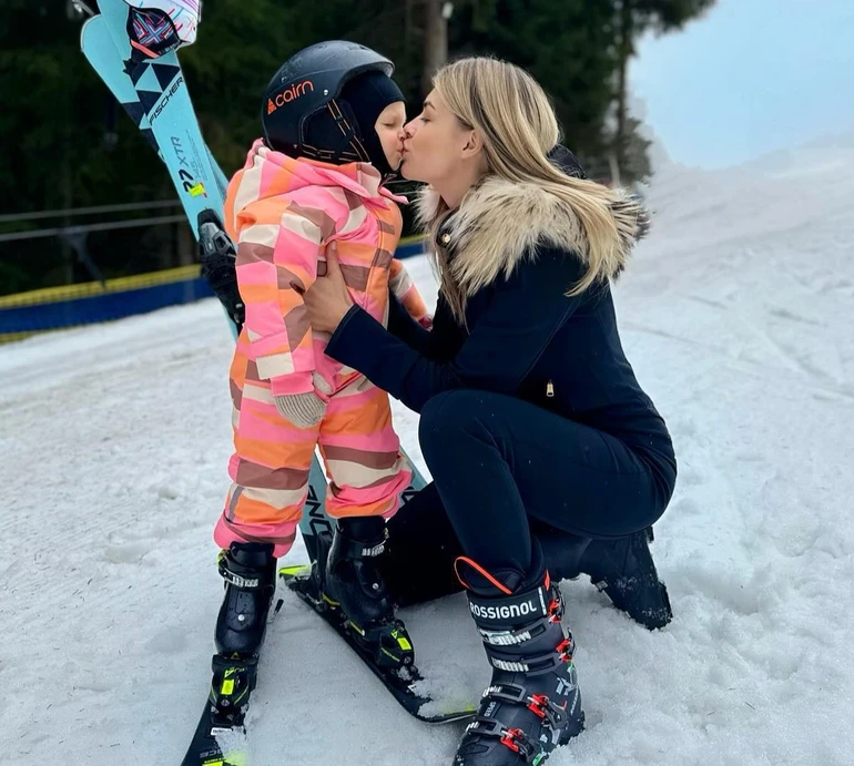 Дружина Зінченка з дочкою завітали до України та гайнули кататися на лижах. Фото