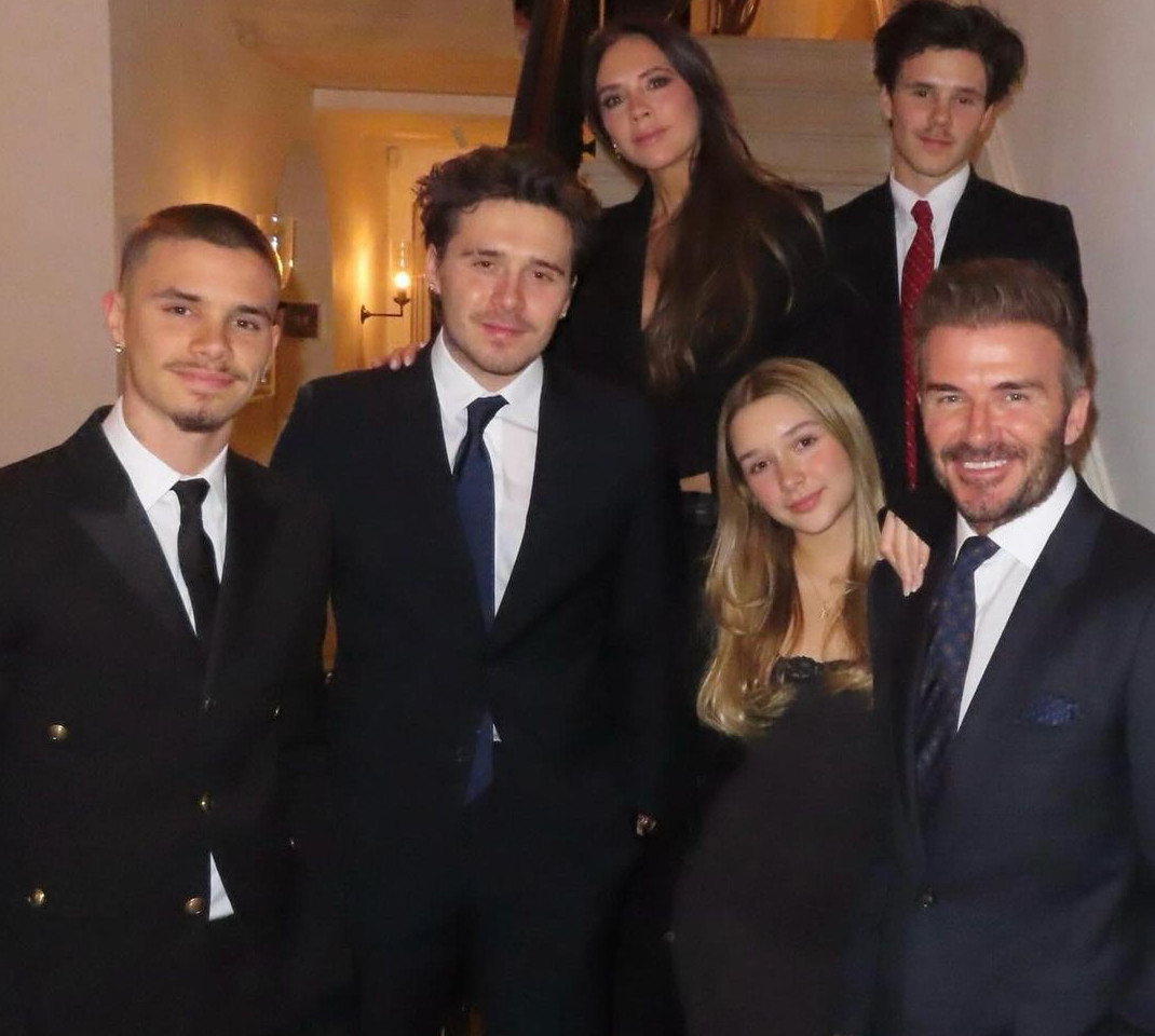 Бекхем із дітьми кумедними фото привітали Вікторію з Днем матері