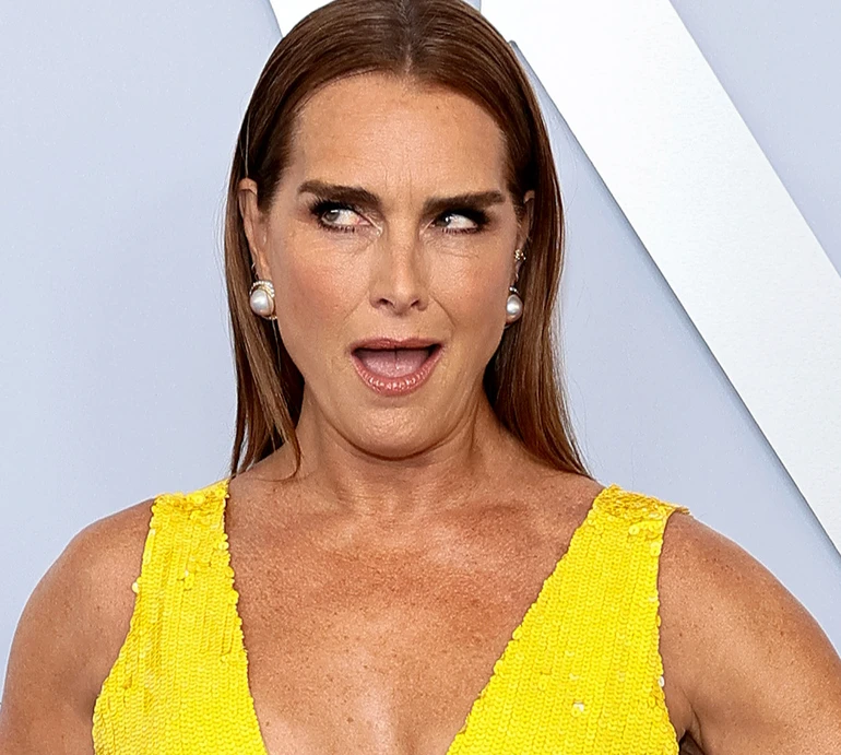 59-річна Брук Шилдс у яскравому луці вразила хідник несподіваним вибором взуття. Фото