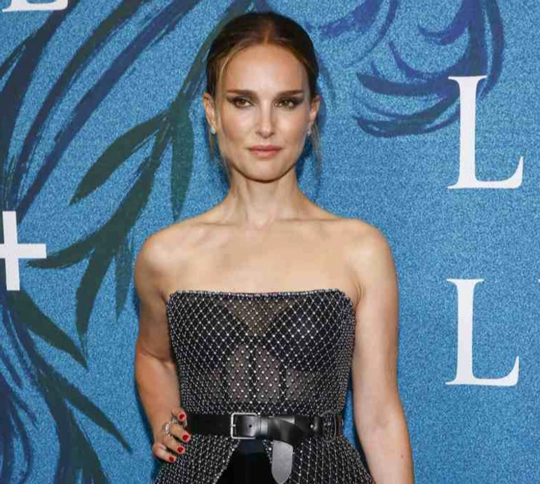 43-річна Портман у корсетно-сітчастому луці посвітила стрункими ніжками на прем'єрі серіалу