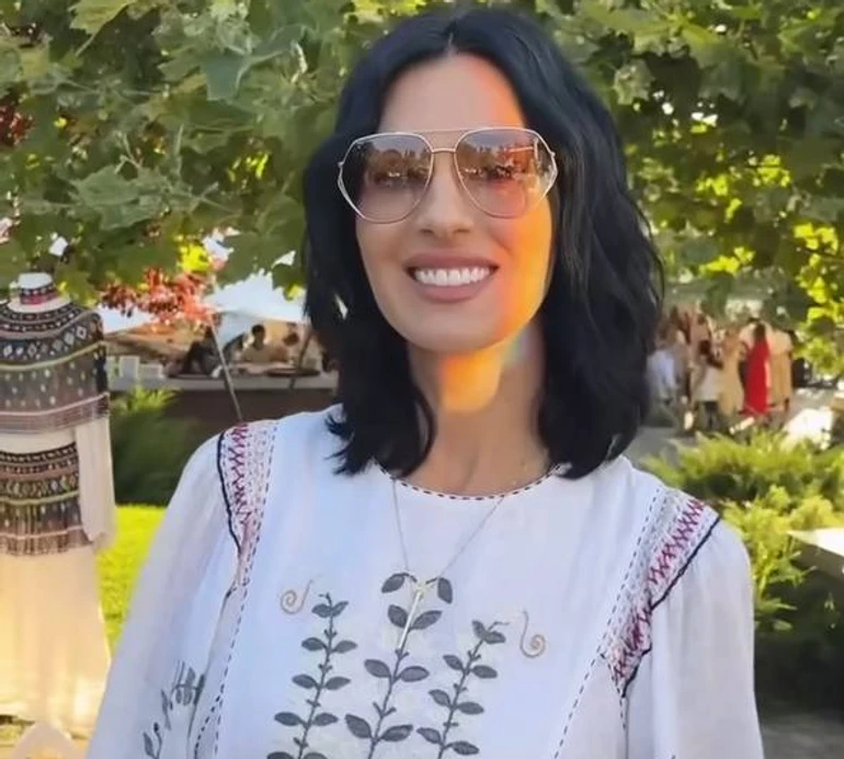 Неймовірна концентрація заспаних дітей і батьків: Єфросиніна у вишиванці та джинсах-кльош відвела сина до школи