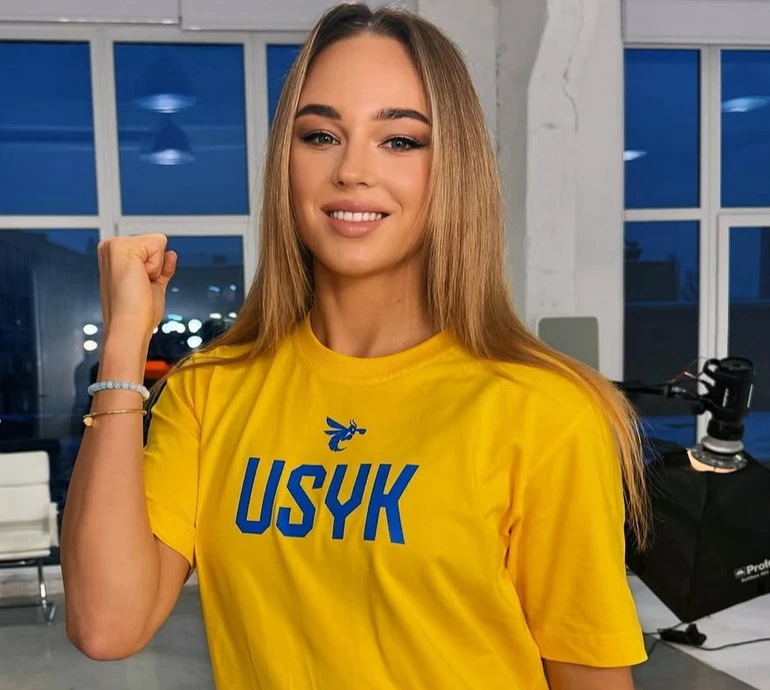 Білодід у масивних прикрасах блиснула пресом на ч\б фото