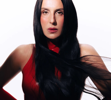 Не почуватися дівою на п'єдесталі: Джамала у червоному латексі попозувала для глянцю і розповіла, як зберігає молодість. Фото