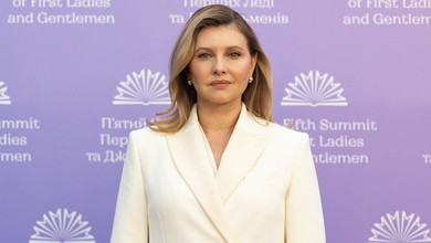 Молочний та пудрово-сірий: Зеленська вигуляла елегантні костюми-двійки на Саміті в Києві. Фото