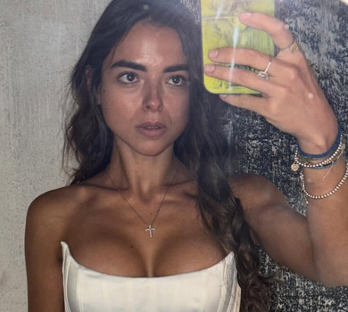 Морозюк у крихітному купальнику показала, як плаває у морі восени