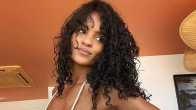 Кохана Касселя у квітковому крихітному ліфі та шовковій спідниці покружляла для яскравих фото