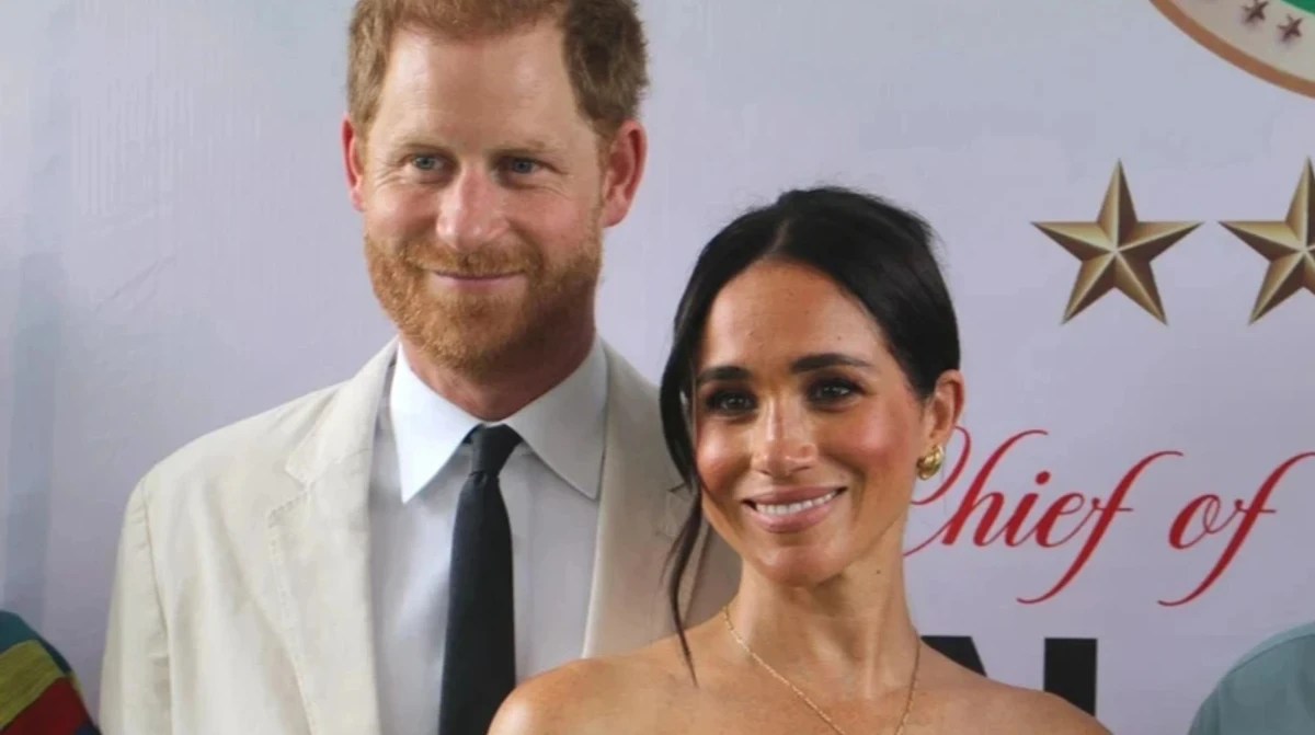 Принц Гаррі у зелених кедах та Меган Маркл у скінні-кльош засвітилися на баскетбольному матчі в Інглвуді. Фото