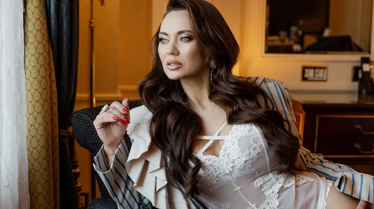 Саліванчук у прозорому боді й жакеті оголила стегна та пояснила, чому варто берегти партнера. Фото