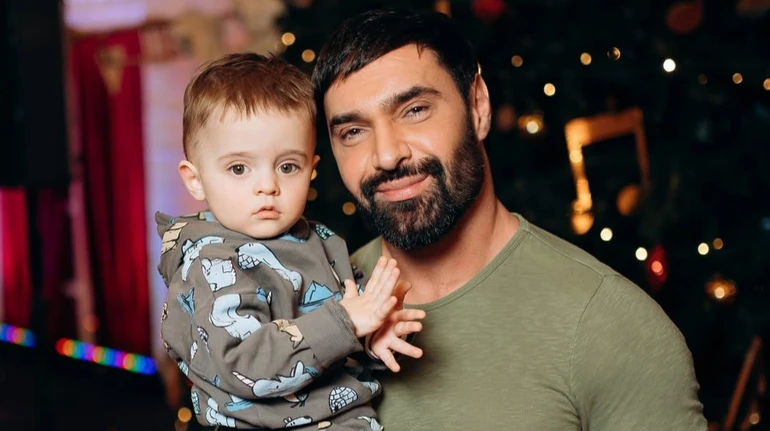 Щодня нас дивує: Козловський похвалився вміннями 2-річного сина, якого вважає найбільшим пенделем у житті