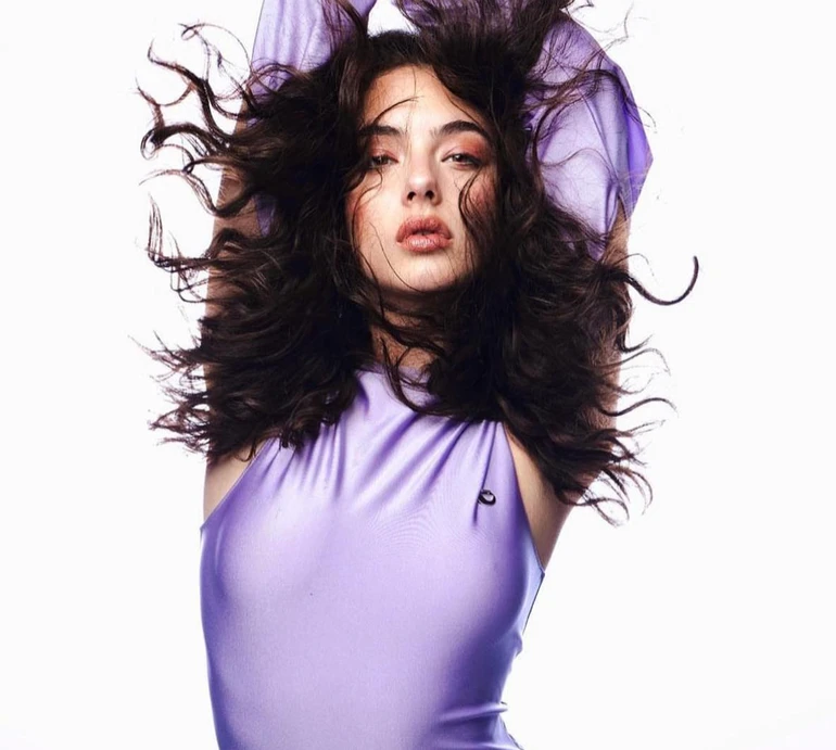 19-річна донька Белуччі та Касселя виставила груди у чуттєвій зйомці. ФОТО