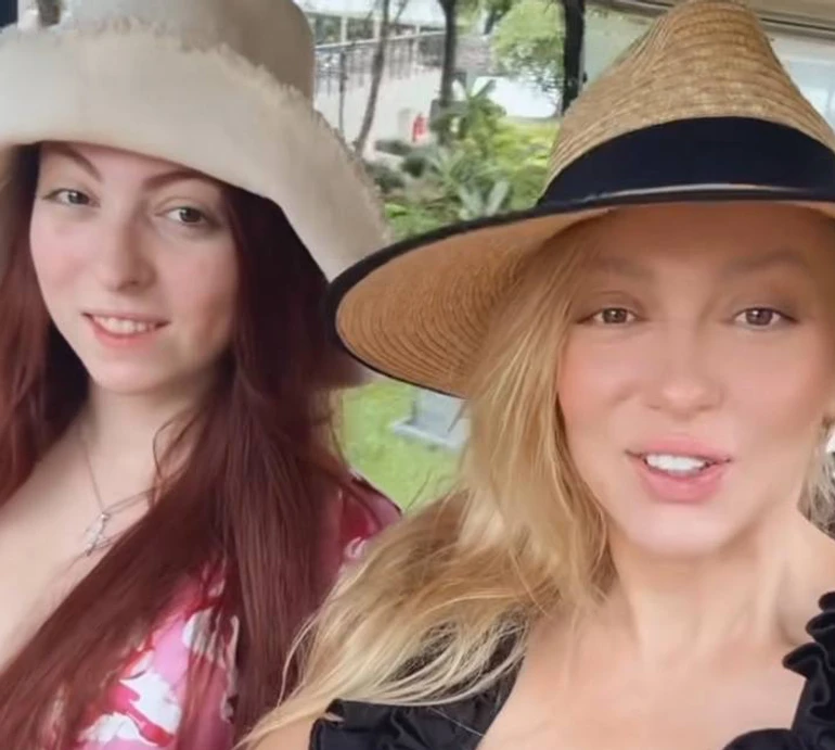 Полякова з 18-річною дочкою наробили фото в купальниках на Занзібарі