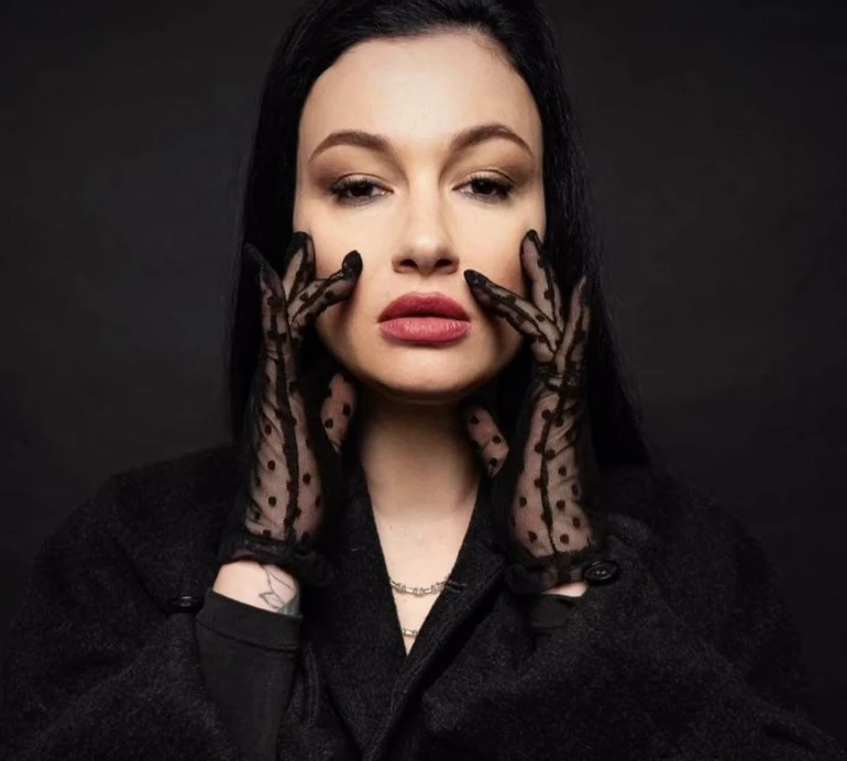 Вишукана пані, голонога звабниця, бунтарка в подертих джинсах: Приходько приміряла різні образи у новому фотосеті