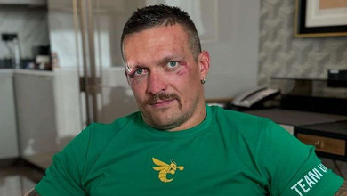 Дружина Усика показала його з синцями під очима, в хутряних капцях та з віслючком. Фото