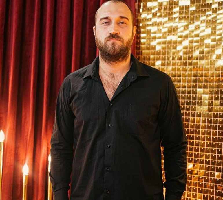 Закони я не порушую: зірка Кварталу Ханумак, який чкурнув до сина в США, виправдався за виїзд із України