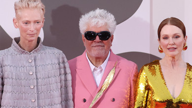 Золота і декольтована Мур, рожевий Альмодовар та попеляста Свінтон попозували разом у Венеції