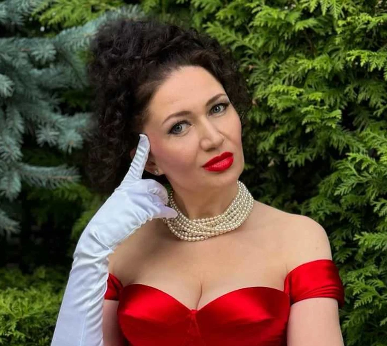 Дружина Гордона в полум'яній декольтованій сукні випнула апетитні перса на тлі хвої