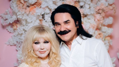 Любов може все: Зібров пригадав одне з весіль із дружиною і примчав до неї з букетом у кліпі