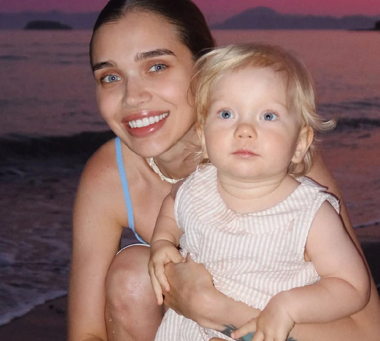 Саша Бо у рожевому бікіні підставила сонцю тіло на відпочинку з дочкою біля басейну