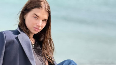 Дружина Усика у куцих шортах і ботфортах похвалилася довгими ногами на тлі мосту. Фото