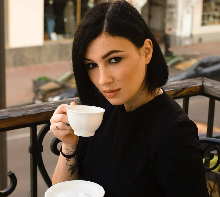 Приходько поцілунком та кількома мовами привітала коханого з днем народження