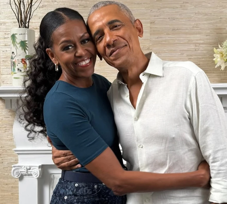 Обама з дружиною та двома дочками привітав із Днем подяки теплим фото