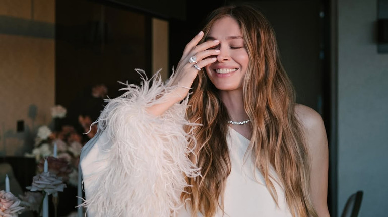 Брежнєва в молочному максі показала, як відгуляла 44-річчя з мамою і молодшою дочкою. Фото