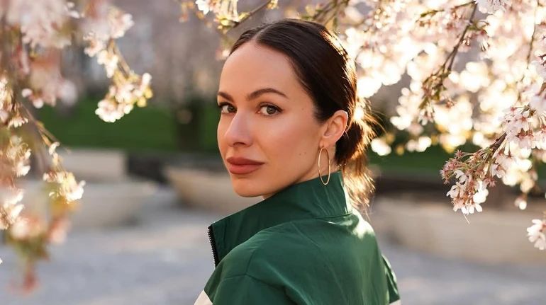 Ніжність і сила: Горняк попозувала на тлі весняного цвіту і розказала, в чому її справжня краса