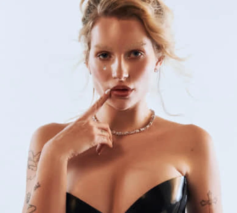 Пентаграма та свічки: сестра Кейт Мосс голою провела ритуал проти екса