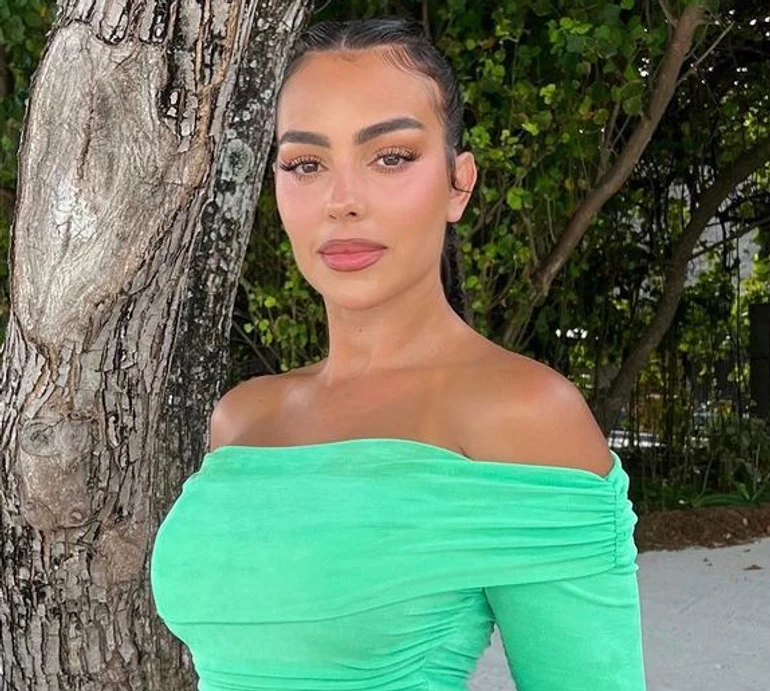 Наречена Роналду з нагоди 30-річчя пробіглася пляжем в бікіні та засвітила сідниці. Фото