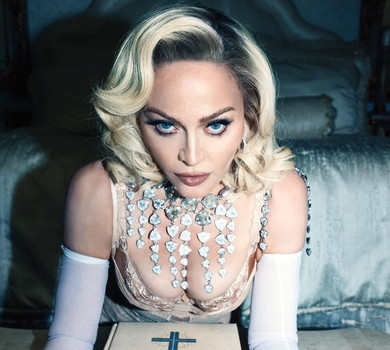 У корсеті, діамантах та з Біблією: 65-річна Мадонна на ліжку пригорнула до себе гарячого мачо. Фото