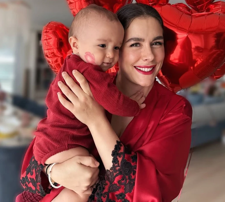 Онуфрійчук наробила ніжних селфі з 11-місячним сином і показала його найпершу листівку для прабабуні