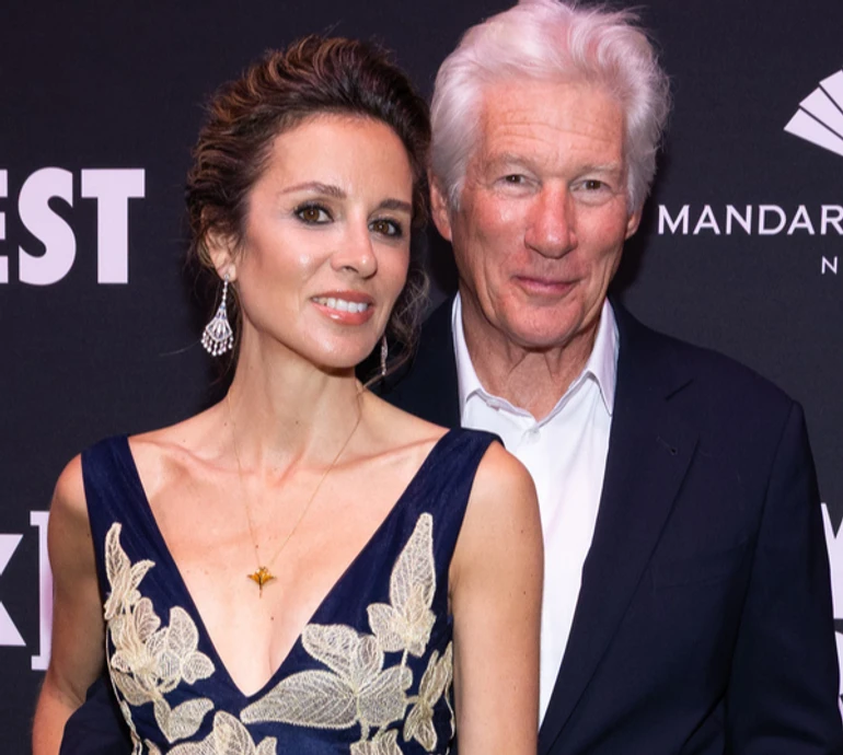 75-річний Річард Гір з дружиною та сином не від неї з'явився на світському заході. Фото