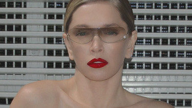 Брежнєва в лаковому міні та з яскравими губами виставила довгі ноги на капоті авто. Фото